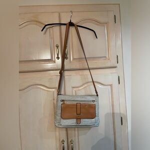 NWOT Fossil crossbody. Off white background with black stripes. Great looking 👜